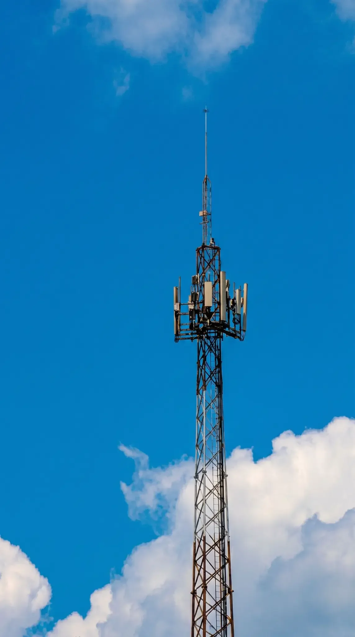 Torre de telecomunicações em céu azul